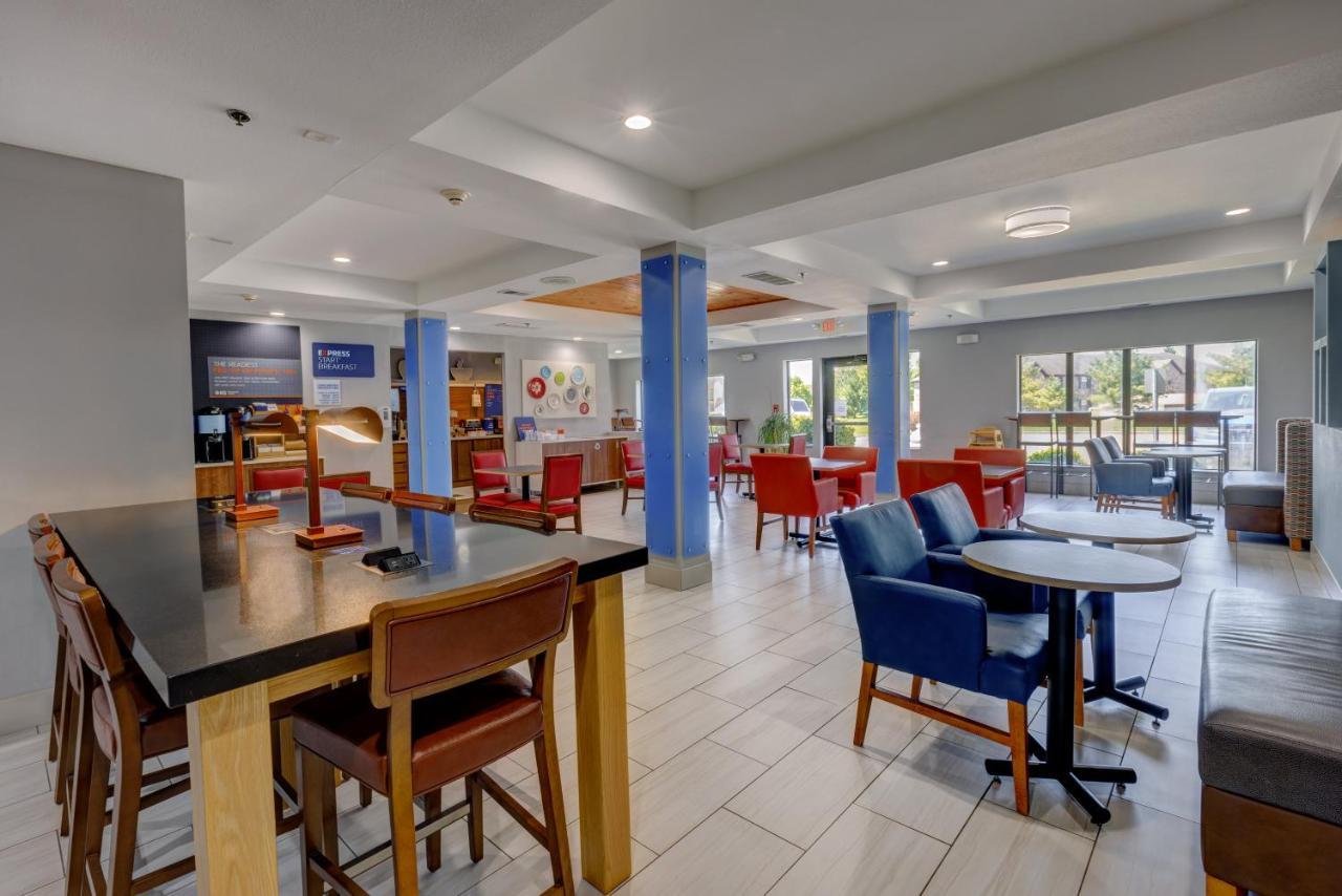 Holiday Inn Express Hotel & Suites Shelbyville By Ihg Exterior foto