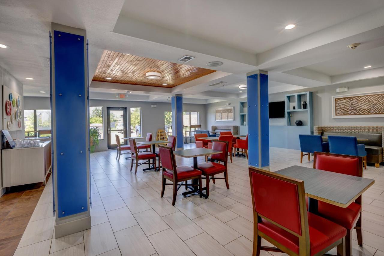 Holiday Inn Express Hotel & Suites Shelbyville By Ihg Exterior foto